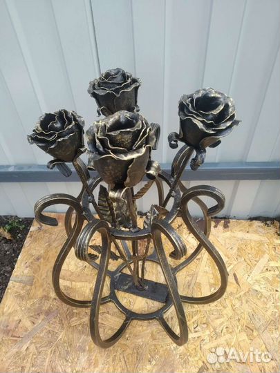 Кованая ваза с розами