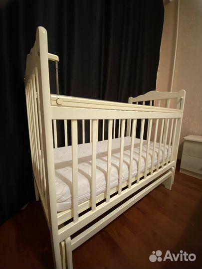 Детская кроватка с маятником белая