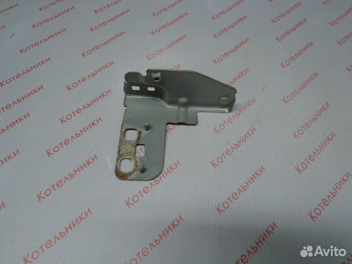 Nissan 62292-BV000 Кронштейн правый