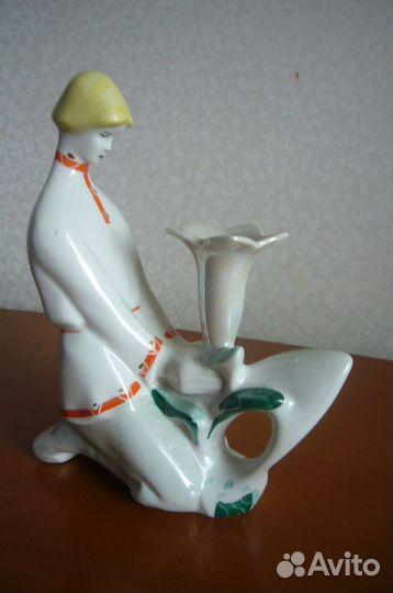 Фарфоровая статуэтка 