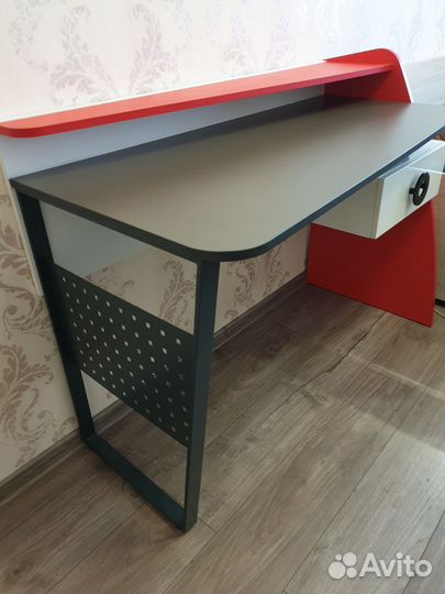 Компьютерный стол бу 8 месяцев