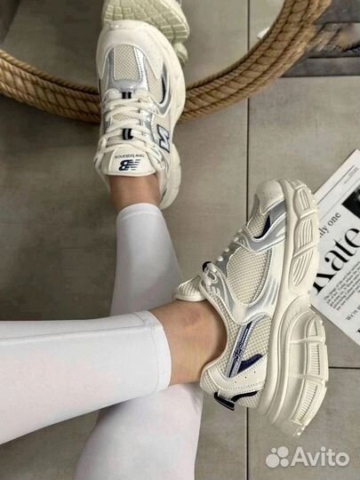 Кроссовки женские