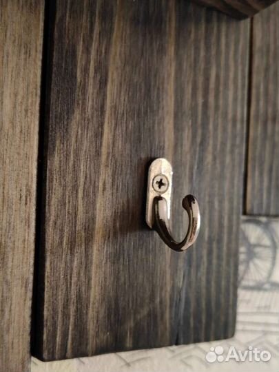 Ключница настенная деревянная с часами и полкой