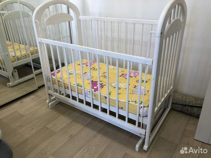 Кроватка с маятником