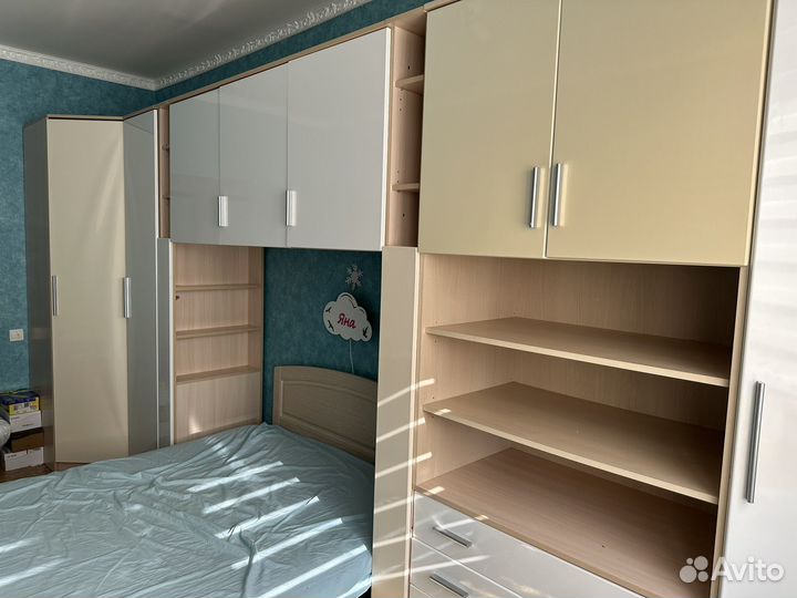 Шкаф стенка с кроватью в спальню