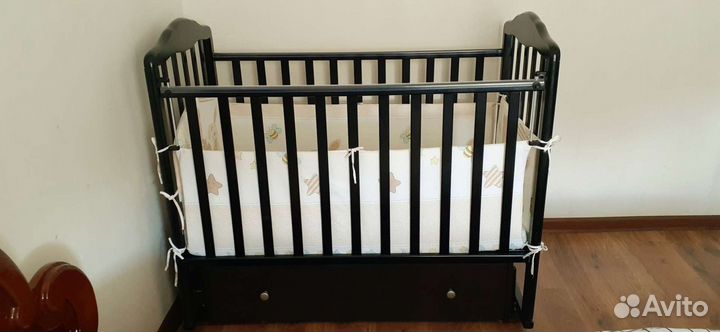 Детская кроватка с маятником и ящиком