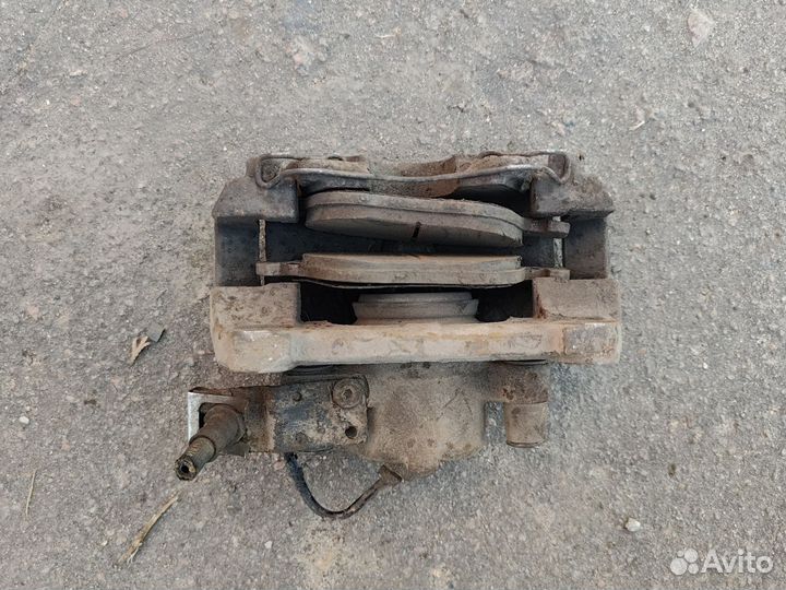 Передний правый суппорт 300 Laguna 2