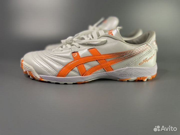 Футбольные шиповки asics