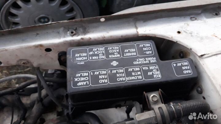 Блок реле под капотом nissan bluebird veu11 LD20