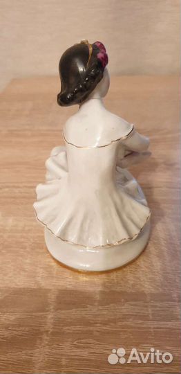 Статуэтка фарфоровая