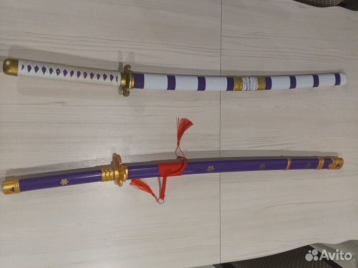 Продам 2 деревянные катаны каждая 1 метр в высоту