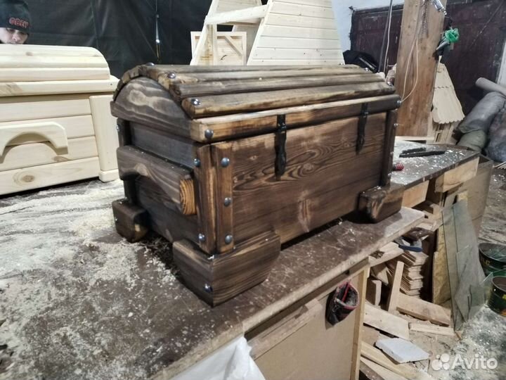 Сундук деревянный