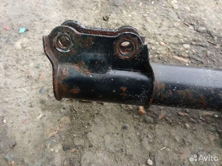 Стойка амортизатора задняя левая Hyundai Accent 2