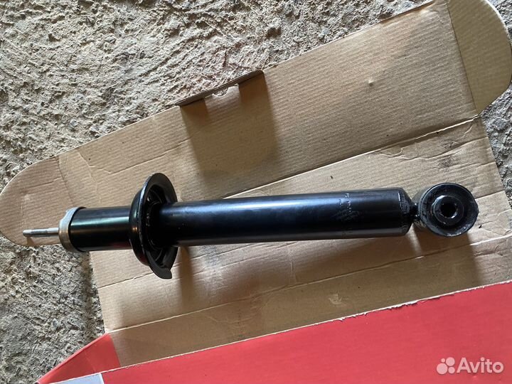 Продам задний амортизатор