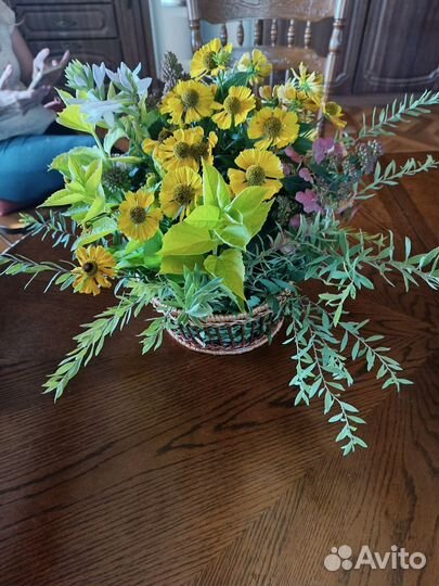 Корзина с разными цветами