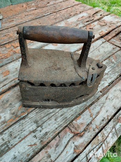 Старинный утюг на углях