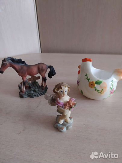 Маленькая вазочка, шкатулки, статуэтки