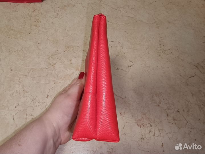 Косметичка красная кожаная