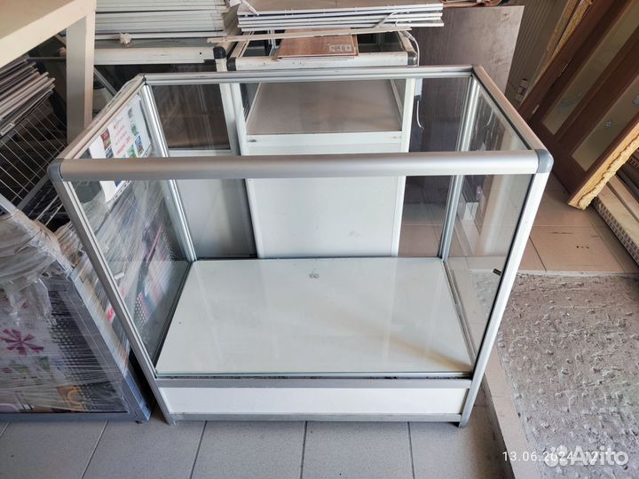 Стол кассовой зоны и витрины стеллажи