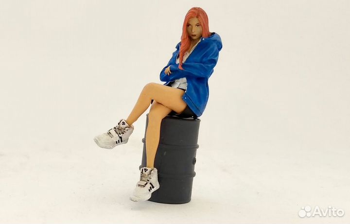 1\24 Сидячая девушка