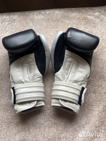 Боксерские перчатки adidas hybrid 300