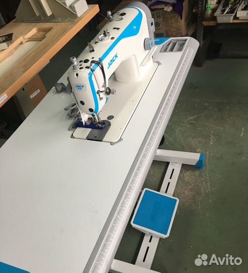 Промышленная швейная машина Jack JK-F4H со столом