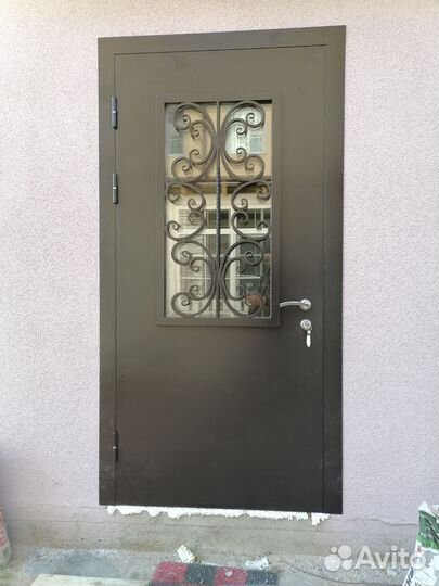 Дверь входная с ковкой