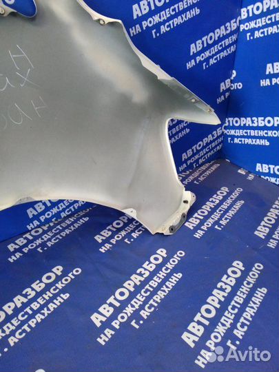 Переднее левое крыло. Toyota Noah минивен 1AZ-FSE