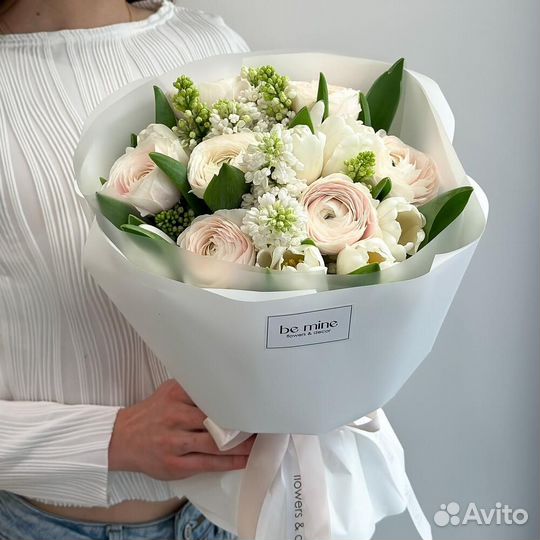 Ароматный букет с сиренью и ранункулюсами