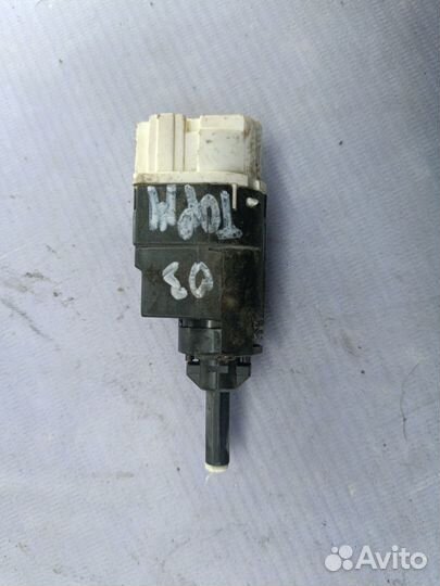 Концевик педали тормоза Renault Logan 2