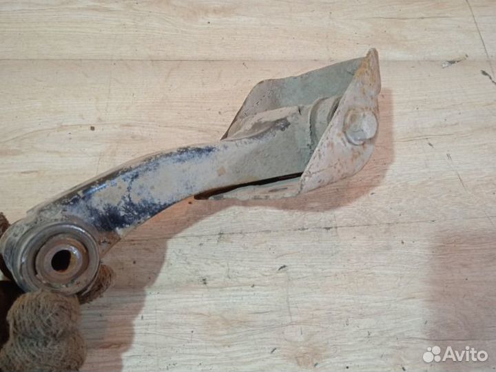 Рычаг верхний передний левый Nissan Bluebird U14