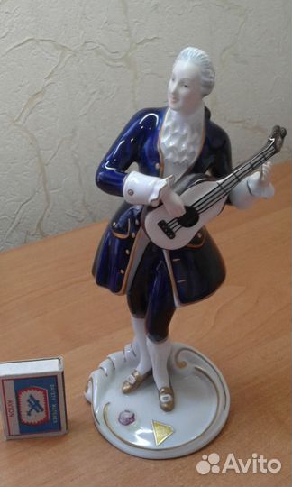 Фарфор, статуэтка Музыкант.Чехословакия Royal Dux