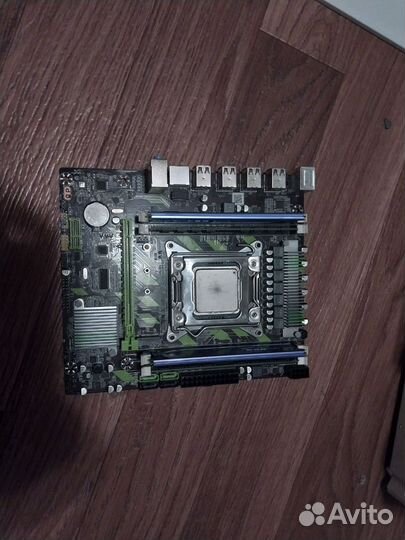 Материнская плата с процессором и памятью