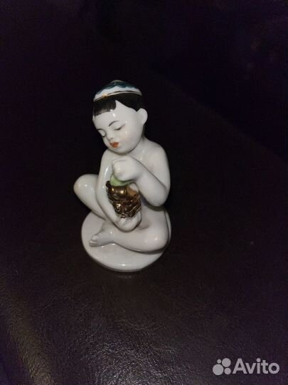Статуэтка фарфоровая Мальчик узбек с виноградом