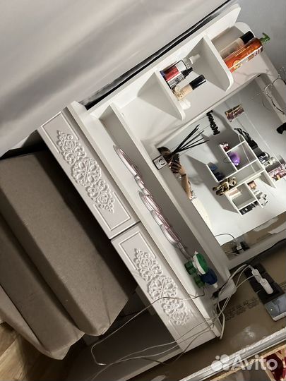 Туалетный столик с зеркалом