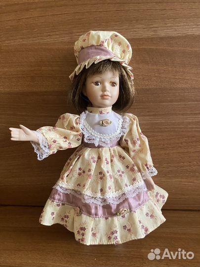 Кукла фарфоровая