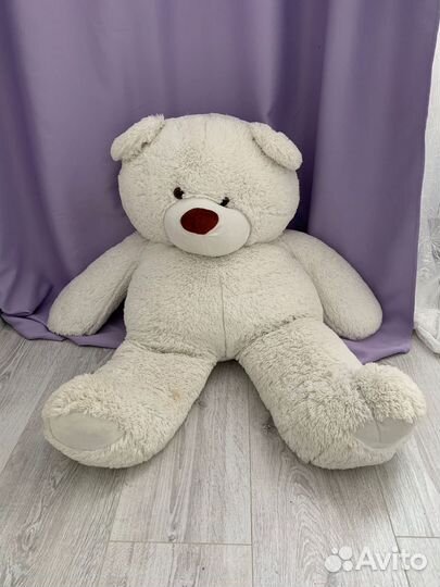 Большой плюшевый медведь
