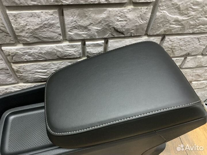 Skoda Karoq Консоль центральная с подлокотником