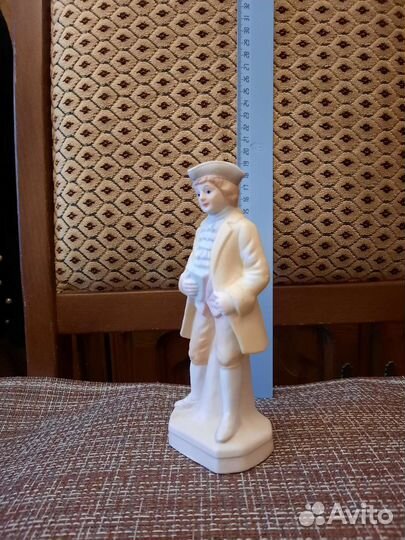 Фарфоровая статуэтка