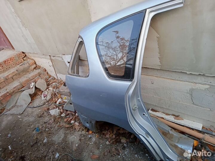 Крыло заднее правое на toyota ipsum 10