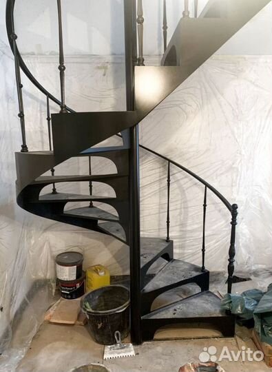 Лестница на металлокаркасе закрытого типа