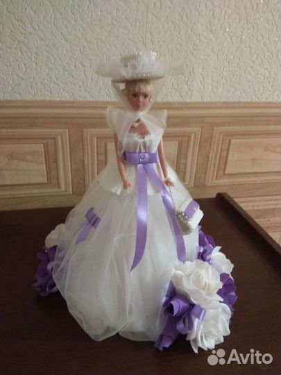 Кукла в платье украшенное конфетами