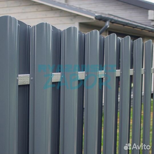 Забор из серого штакетника в Сараях