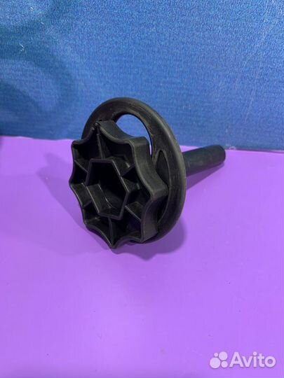 Крепление запасного колеса гайка Renault sandero 2