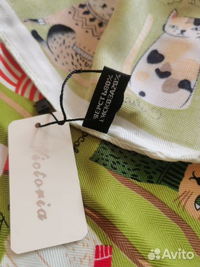 Комплект шапка и палантин с кошками