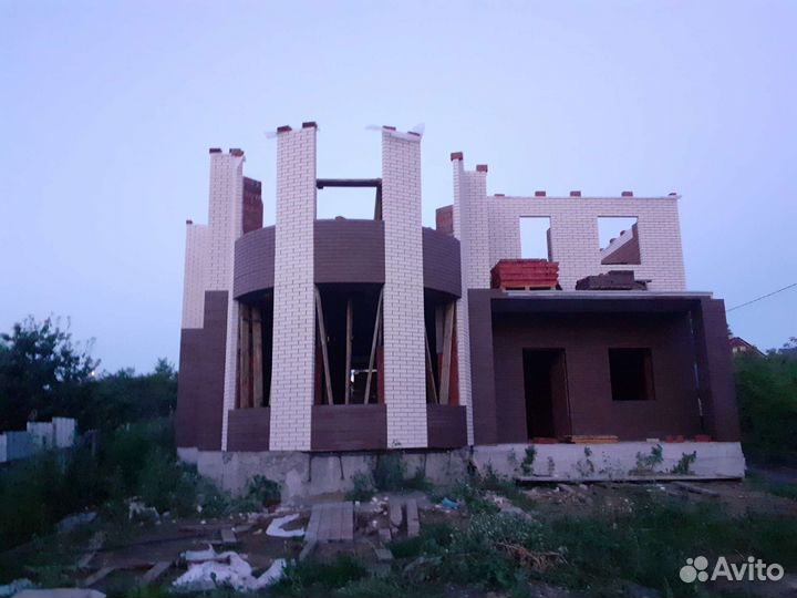 Бригада строителей каменщики