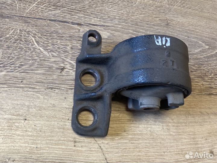 Опора двигателя правая Kia carens