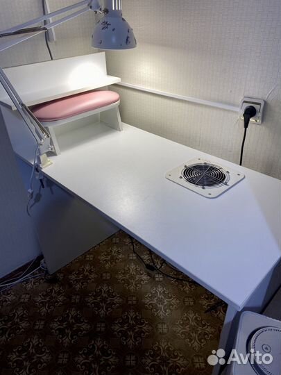 Маникюрный стол с вытяжкой