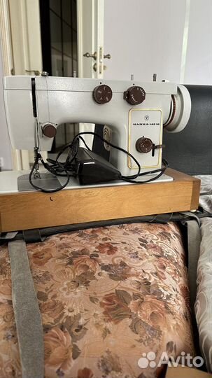 Швейная машина Чайка 142м
