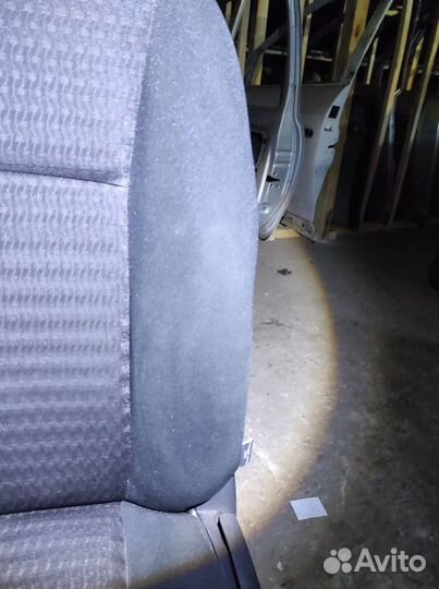 Переднее левое сидение Toyota Corolla 150